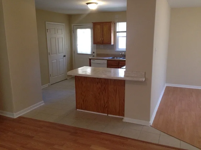 1572 Victor St — Photo 4