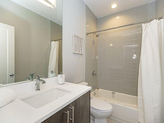4th image of 2529 W Congress Pkwy #1