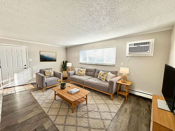 4th image of 1936 Vinewood Ln APT 3