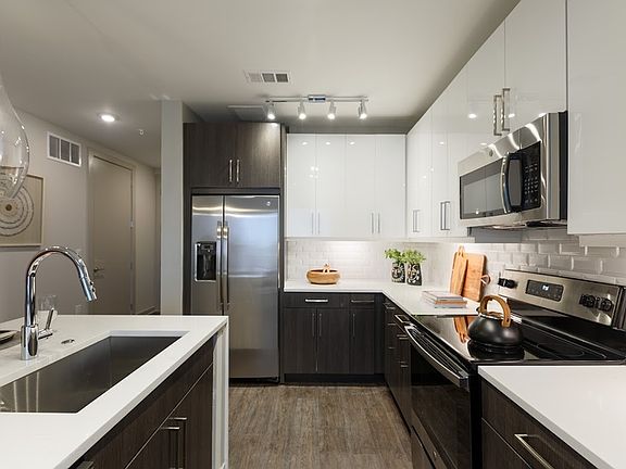 Stainless Steel Appliances, Side-by-Side Refrigerator with In-Door Water/Ice Dispenser (Vista Floorplan)