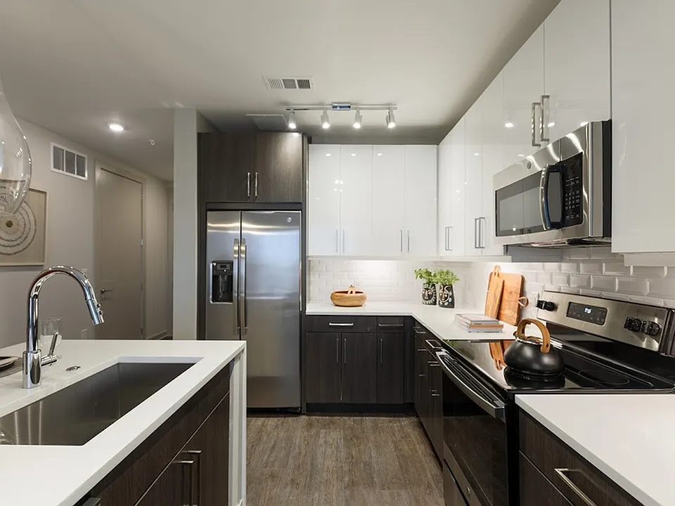 Stainless Steel Appliances, Side-by-Side Refrigerator with In-Door Water/Ice Dispenser (Vista Floorplan)