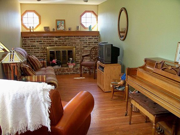 Fireside Family Room w/Pergo