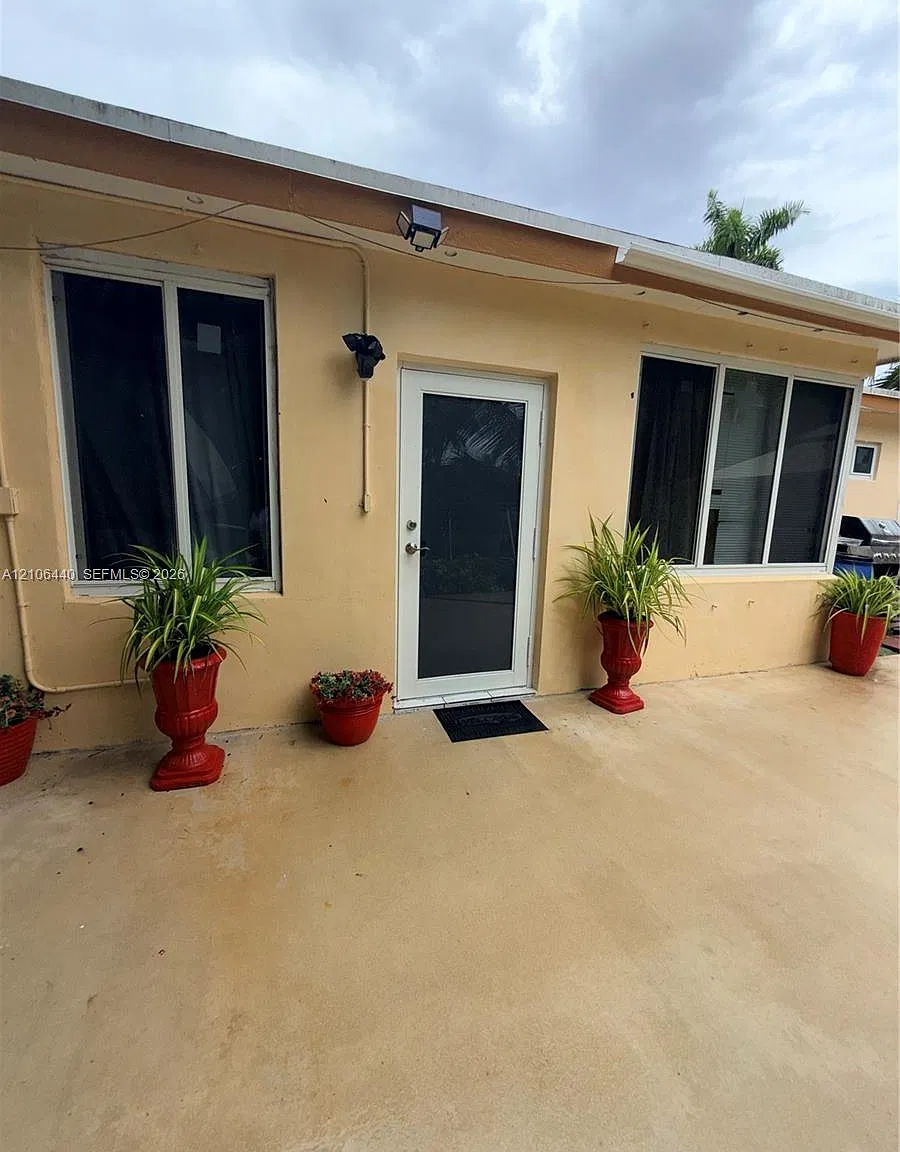 Lauderdale Lakes Northgat — Photo 1