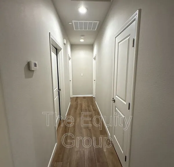 514 S Summit St #102 — Photo 8