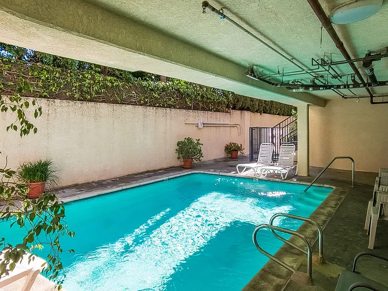11038 Camarillo St #18 — Photo 27