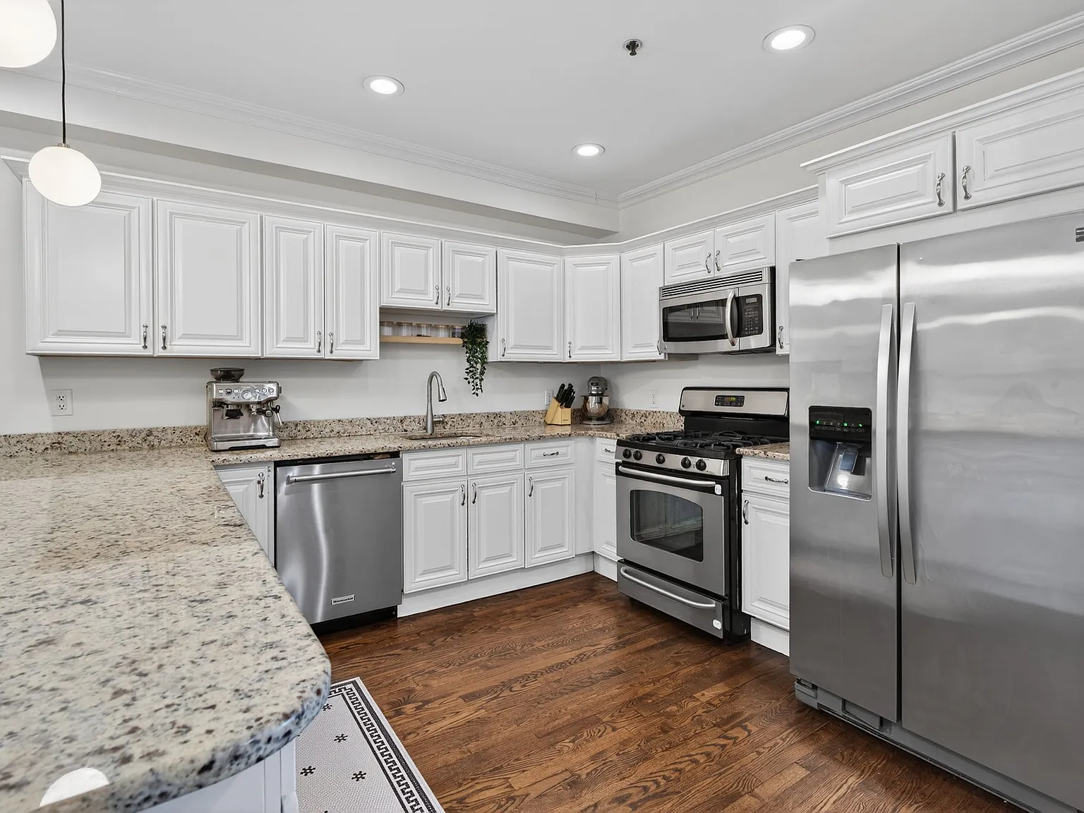 3 bed, 1402 sqft, $5,600 — Photo 2