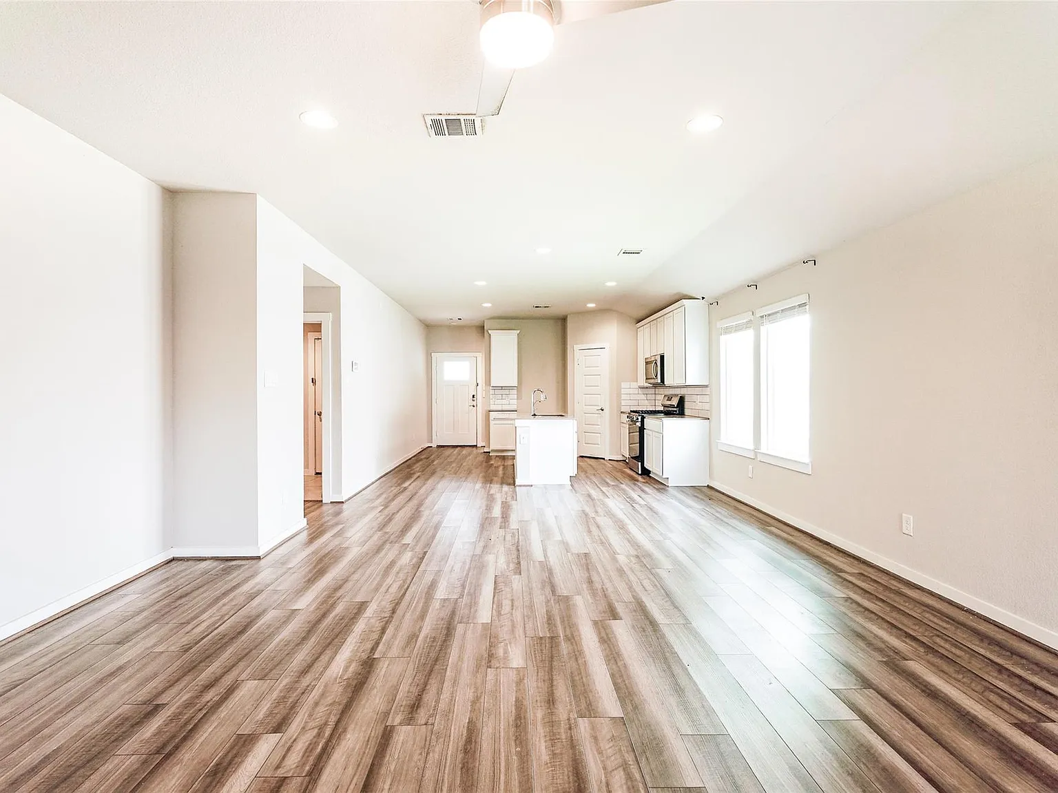4 bed, 2.0 bath, 1792 sqft, $2,300 — Photo 3