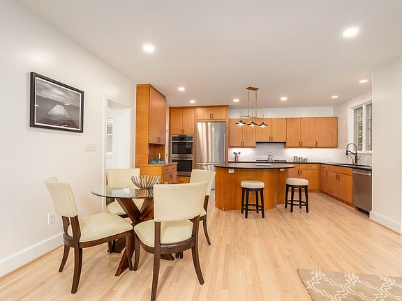 Eat-in kitchen