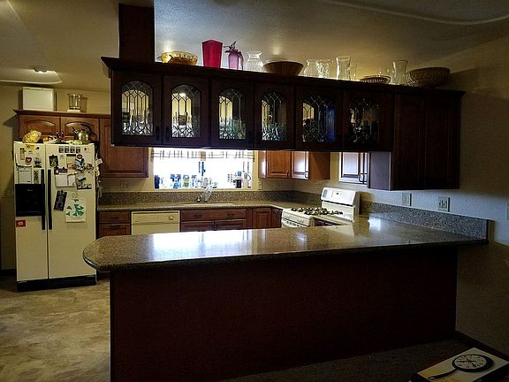 Kitchen w/countertop & bar