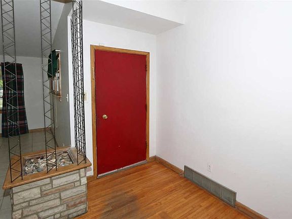 3rd image of 11391 De Runtz Ave