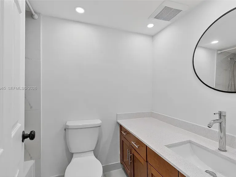 1520 NE 56th St #8 — Photo 5
