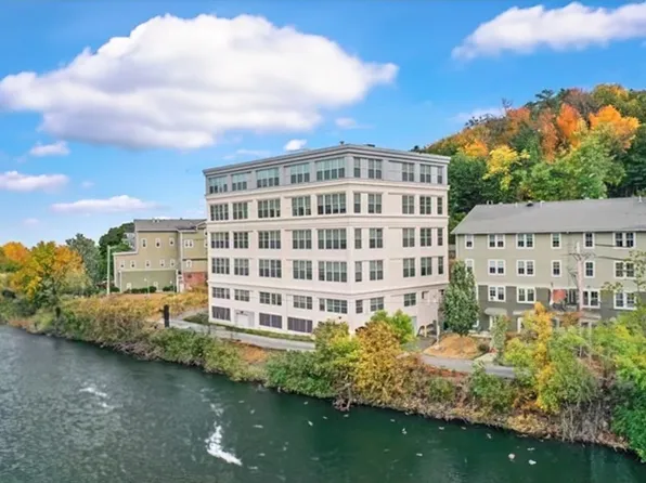 24 Cobblestone Ln Unit 202, Gloucester, MA 01930