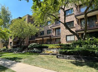 100 S Vail Ave APT 202, Arlington Heights, IL 60005