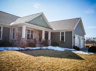 1000 Crown Pointe Cir, Suamico, WI 54173