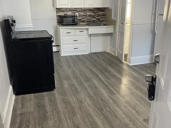 23 Green St, 23 Green St #201, Biddeford, ME 04005