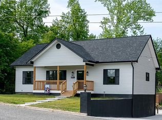 129 E Oakdale St, Mount Airy, NC 27030