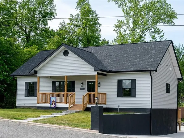 129 E Oakdale St, Mount Airy, NC 27030
