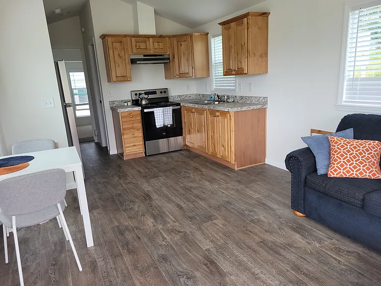 600 E St — Photo 2