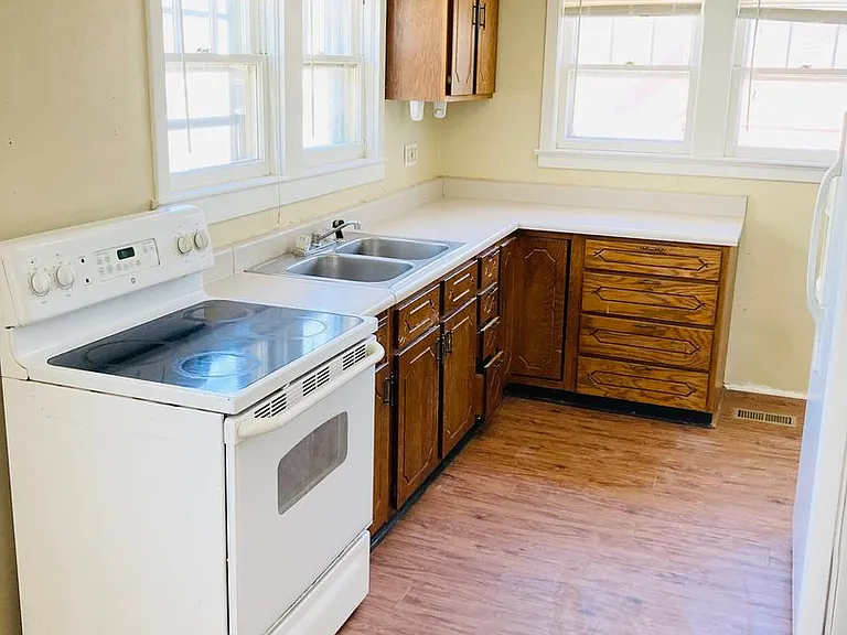 320 W Elm St — Photo 5