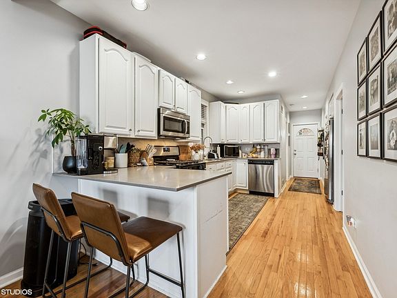 4th image of 1926 N Hermitage Ave #1