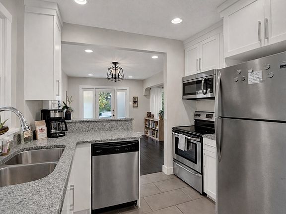 5th image of 259 E Wentworth Ave