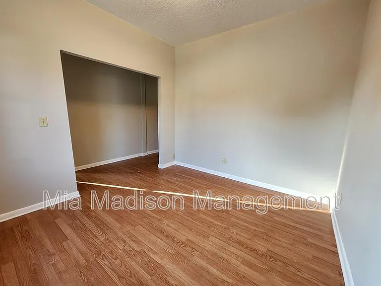 620 W Anderson Ln — Photo 4