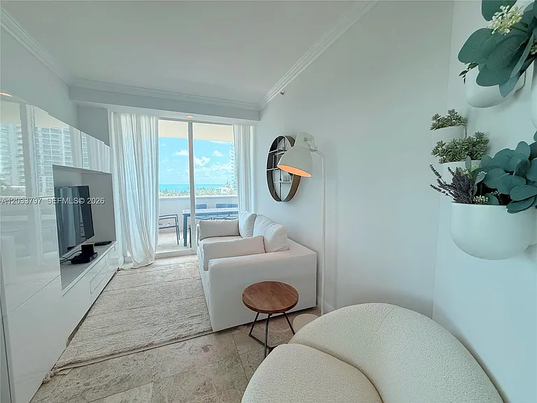 300 S Pointe Dr #705 — Photo 6