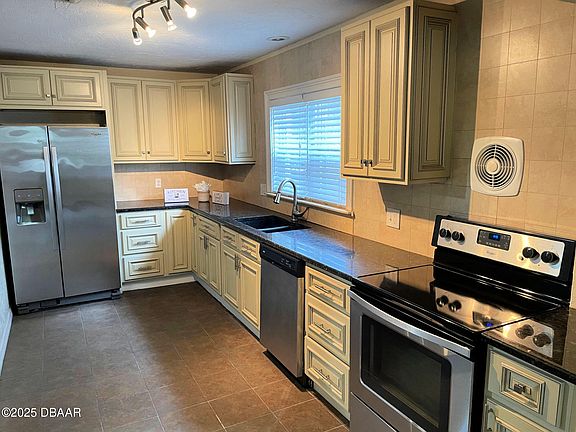 5th image of 320 Burleigh Ave