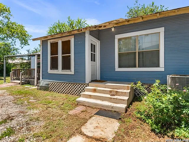 2213 N Flores St — Photo 44