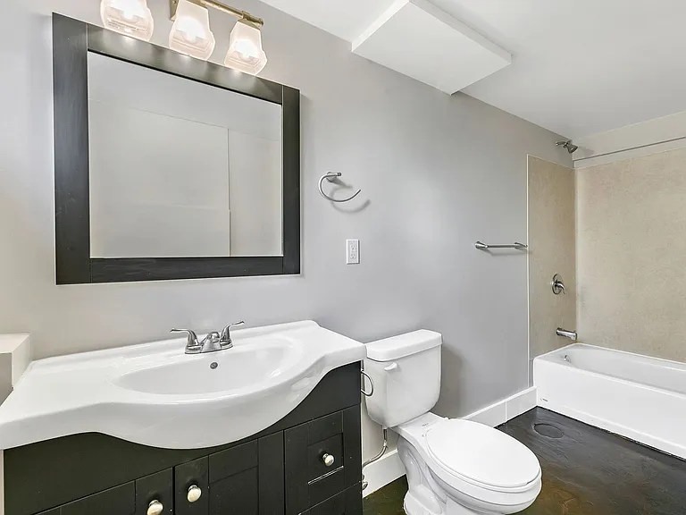 Amazing 4bed/2bath Duplex Close to Seattle University! — Photo 11