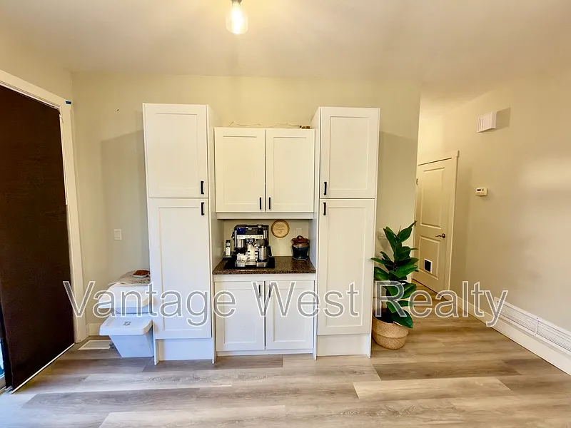 4 bed, 3.0 bath, 1900 sqft, $3,700 — Photo 3
