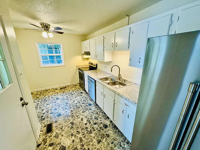1009 Louisburg Pl — Photo 10