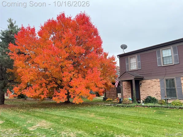 7753 Pontiac Lake Rd, Waterford, MI 48327