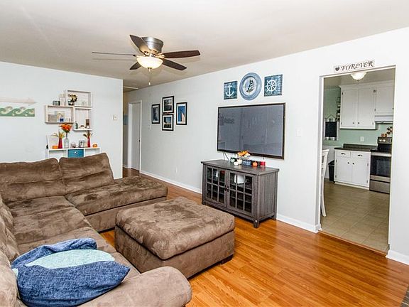 4th image of 8408 Firethorne Ln
