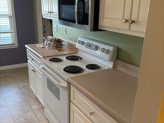 2nd image of 1687 Summerwoods Cir