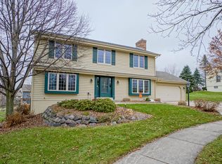 1204 Highpoint Ln, Waukesha, WI 53189