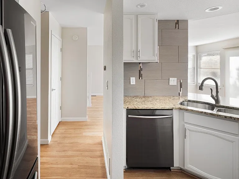 2060 E Phillips Ln — Photo 26