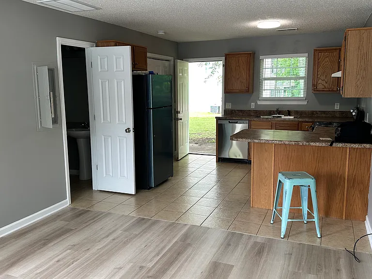 206 S Flora St #B — Photo 11