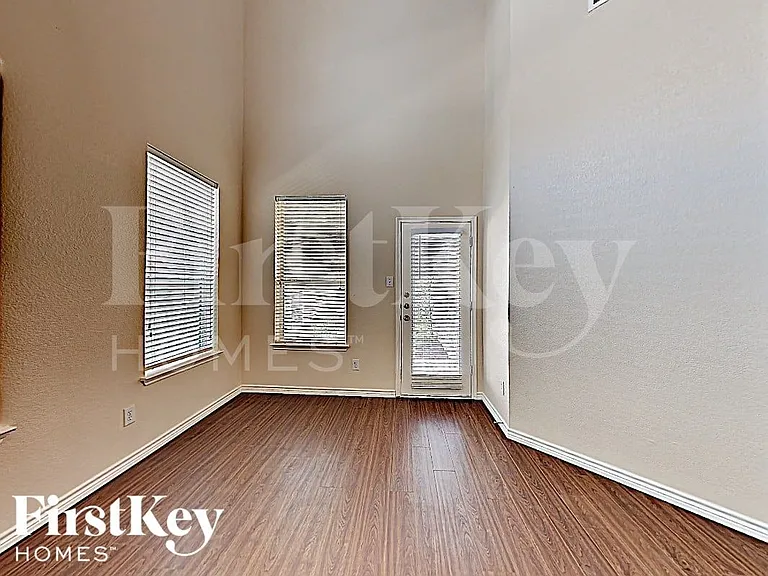 9117 Waterman Dr — Photo 3