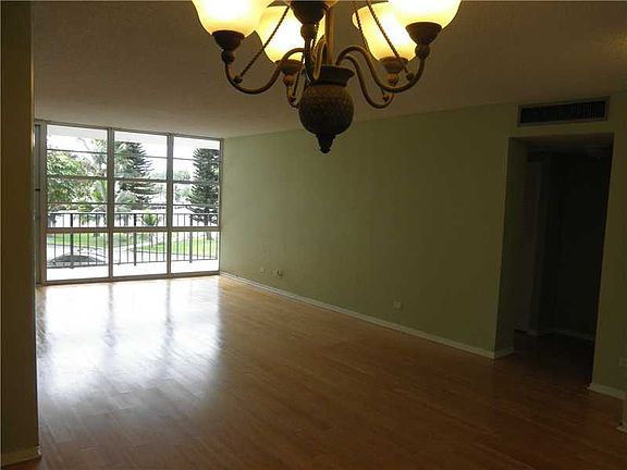 3rd image of 301 174th St APT M20