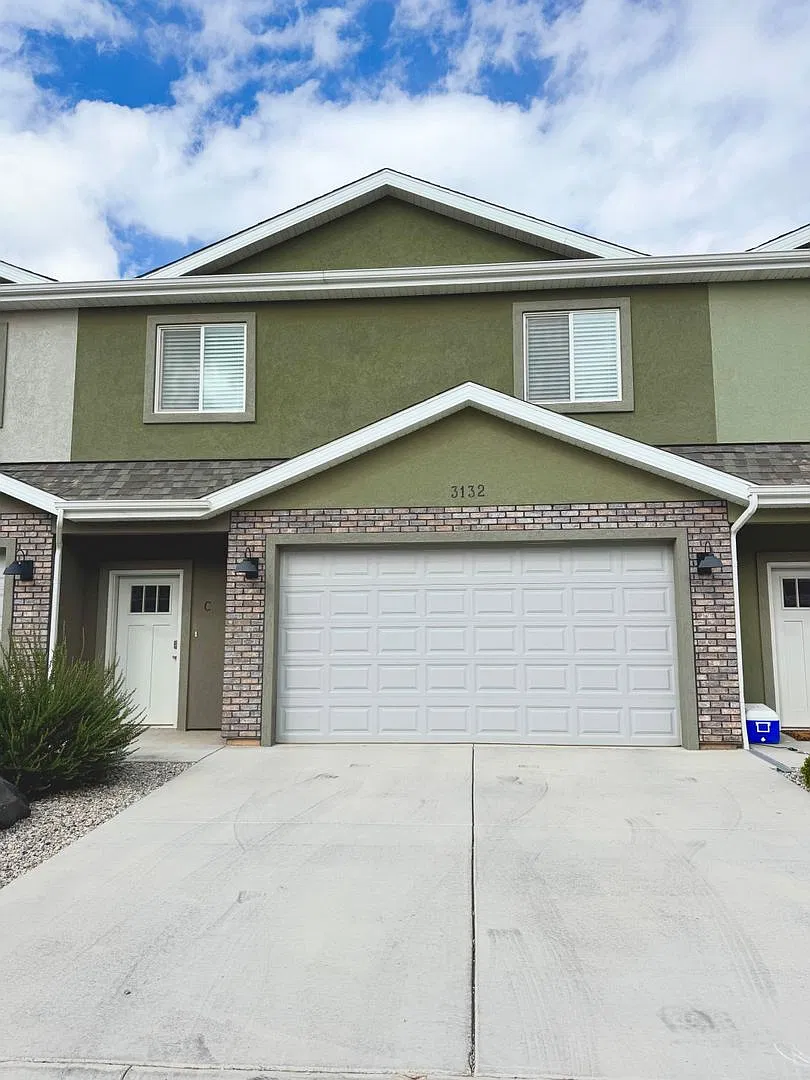 Beautiful 3 Bedroom, 2.5 Bathroom Townhome! — Photo 2