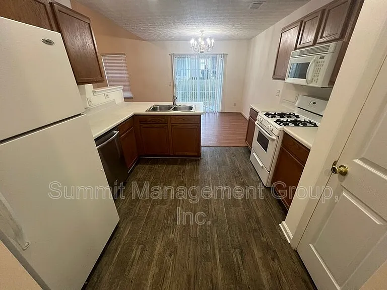 2810 Lakeside Cir — Photo 5