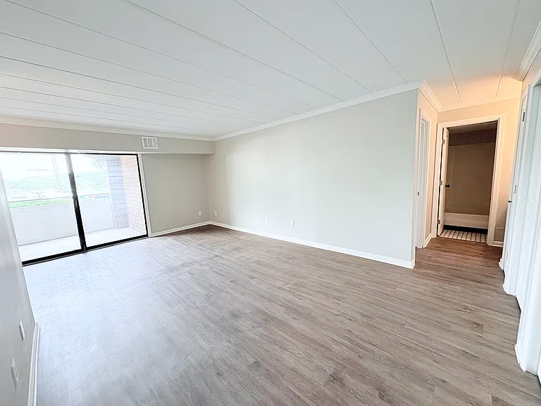 1-Bedroom W/ Balcony