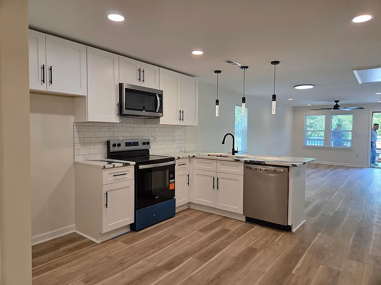 219 Green Dr SW — Photo 4