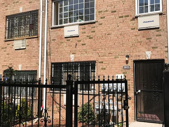 5th image of 2025 Daly Ave APT 1