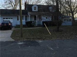 8 Bond Pl, Bay Shore, NY 11706