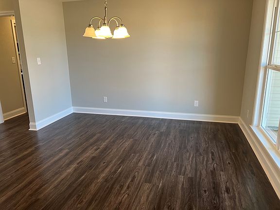3rd image of 208 Blossom Ln