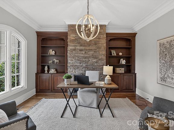 5th image of 1304 Lookout Cir