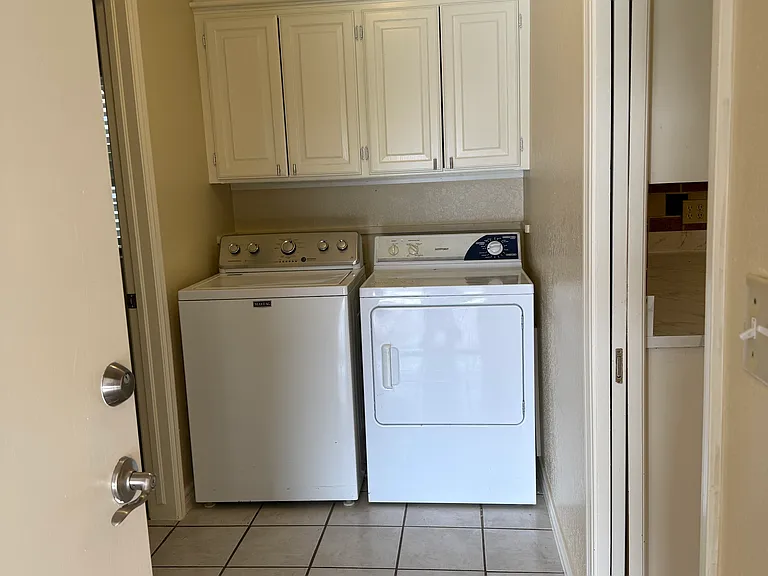 1895 E Maple Rd — Photo 10