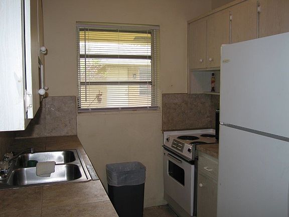 4th image of 412 SE 9th St APT 3